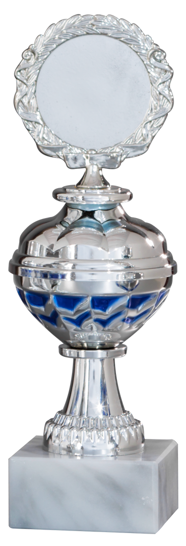 Silberner und blauer Pokal Bamberg 6er Pokalserie 208 mm – 255 mm PK758440-6-E50 auf einem weißen Marmorsockel mit exklusivem Design und einem verzierten kreisförmigen Detail an der Spitze, gefertigt aus hochwertigem Material.